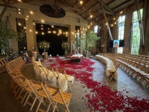 Sfeervol interieur van Buitengoed Naarden voorheen Studio Wim voor een uitvaart in het groen.