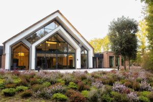 Modern exterieur van Crematorium Laren in een bosrijke omgeving op de Larense heide.